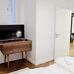 Luxury Apartment By Hi5 - Best Location 3-Br